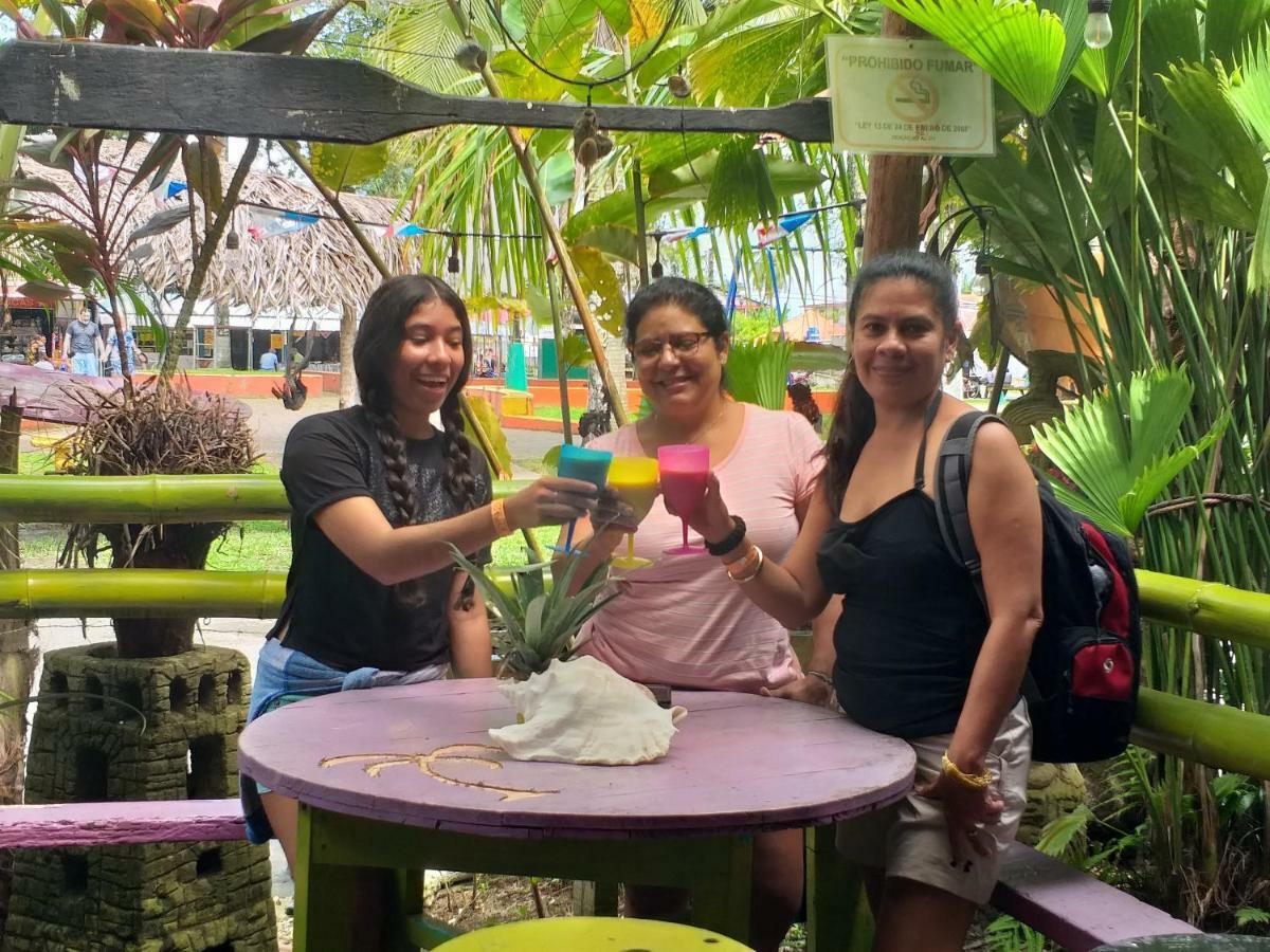Coconut Hostel Bocas Town Екстериор снимка